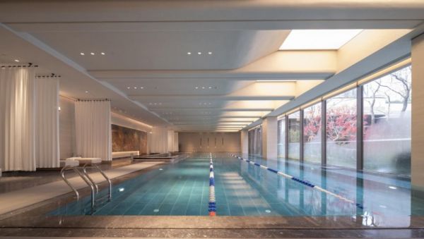 招商林屿缦岛恒温泳池实拍图