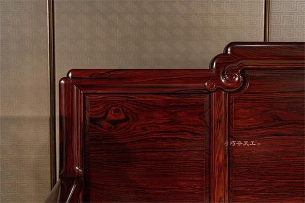 Straight-Grain Sofa Detail