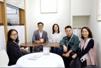 内卷挑战下，伊伊布与张健林：高端窗帘差异化突破