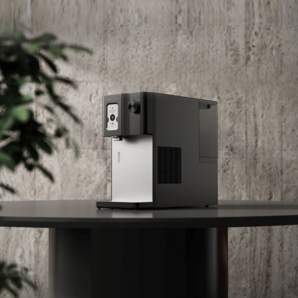 开能净水品牌代表与德国设计奖合影