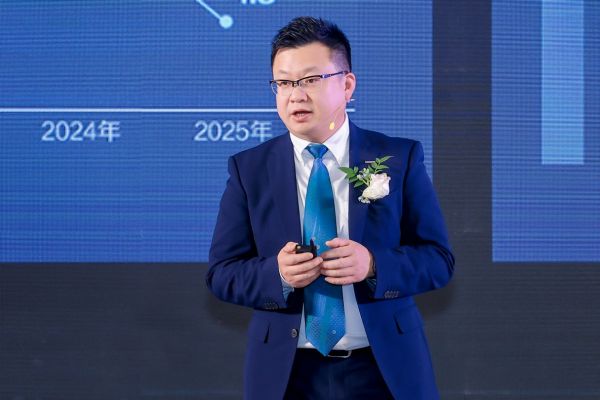 穿着蓝色西装的男人手里拿着手机 AI 生成的内容可能不正确。