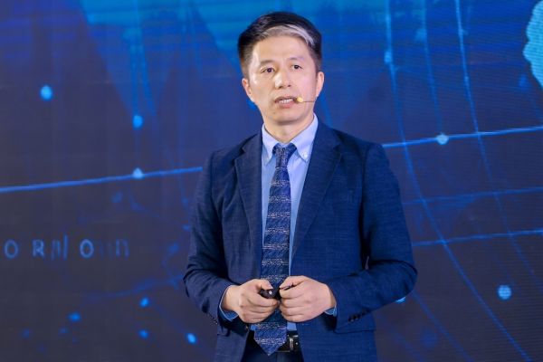 穿着蓝色衣服的男人在舞台上 AI 生成的内容可能不正确。