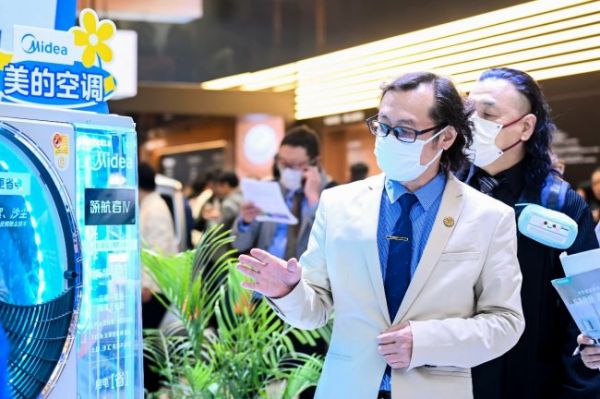 Japanese engineers studying Chinese technology