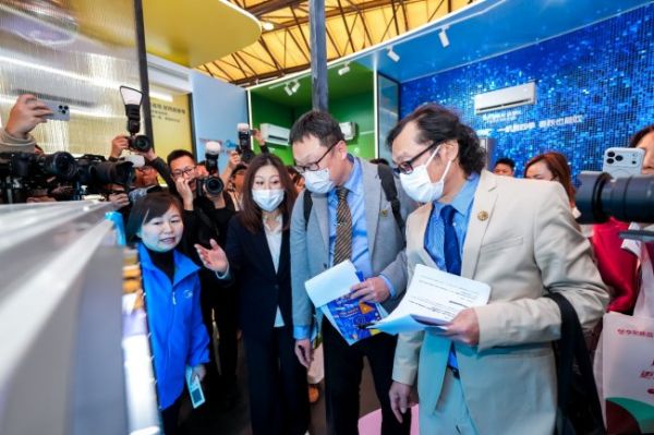 Japanese engineers studying Chinese technology