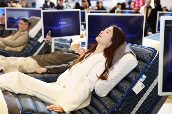 参会者体验慕思T11+智能床