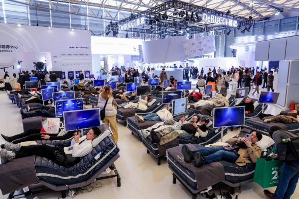 本届AWE上，慕思的双展台首秀，既是新品的集中亮相，更是一次品牌战略的清晰宣告：以生态破圈、科技拓界，重新定义未来卧室，守护睡眠健康。