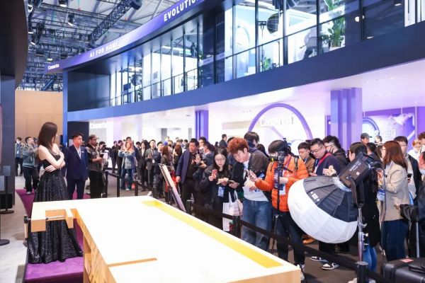 AWE展会现场海尔全屋家居与三翼鸟展示