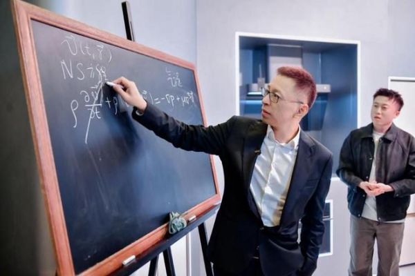 Zhang Yansong explaining dynamic particle collection technology