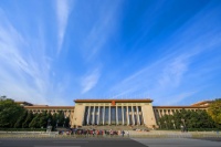 《光健康蓝皮书发布，三雄极光新品亮相》