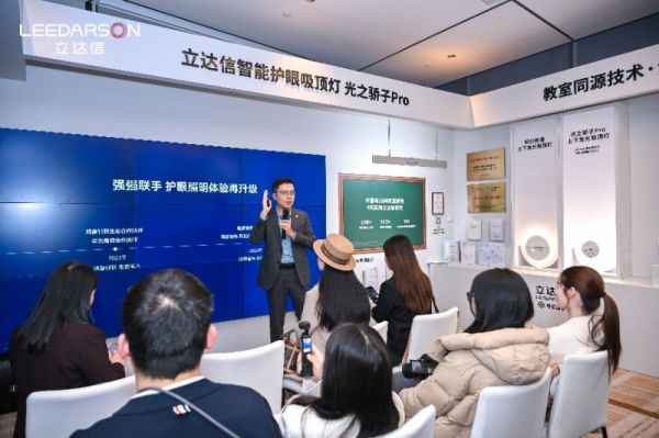 华为终端BG OEM生态产品领域总经理杨海松向媒体、达人推荐光之骄子Pro