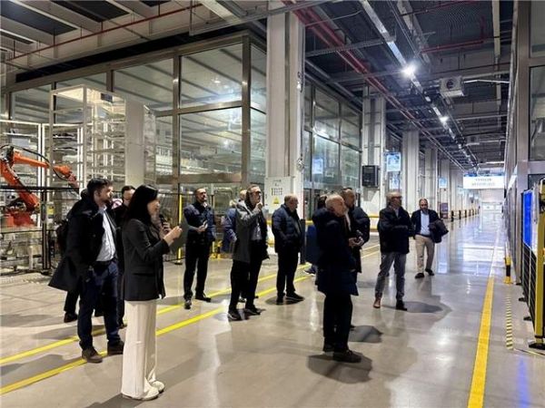 Sinersis代表团参观海尔冰箱胶一工厂