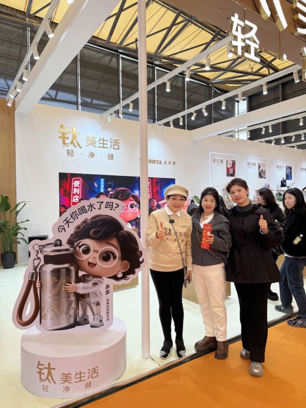 星空舱机械人「茱丽叶」另一个角度展示