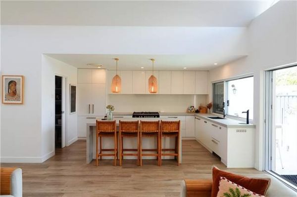 Tom Busby与妻子Huma的海岸牧场风格居所