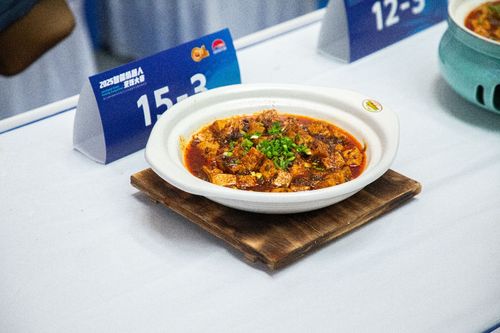 食万星厨在比赛中展示炒菜技能