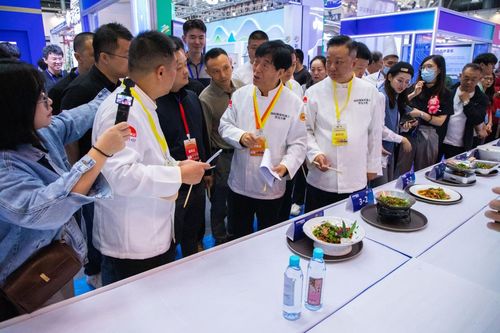 食万星厨在比赛中展示创意菜品