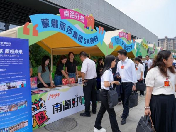 QD瓷砖展位人气旺盛