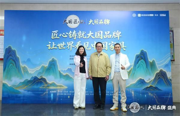 红古轩创始人吴赤宇、营销总监杨晶与嘉宾合影