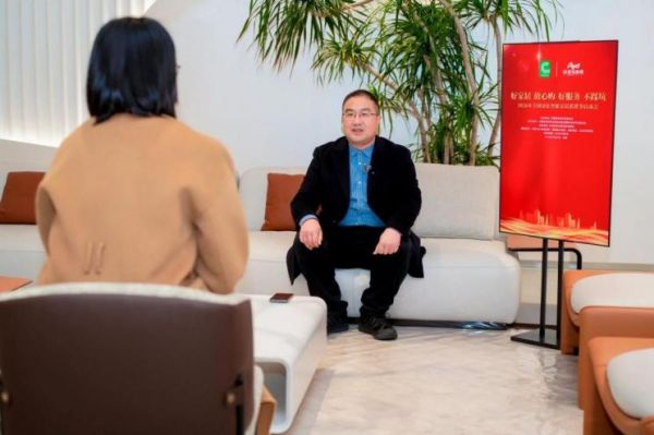 义乌国际家居城副总经理俞小亮接受媒体采访