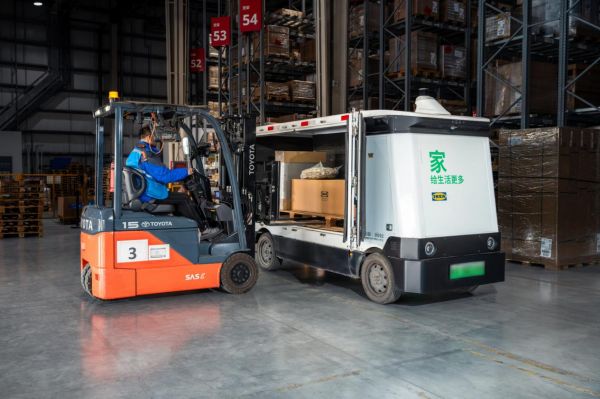 新石器无人车在宜家商场使用场景