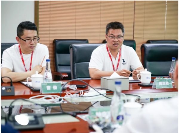 双方探讨高端小砖铺贴关键技术