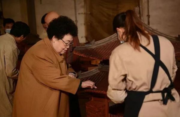 陈丽华在老城门制作现场