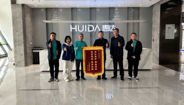 惠达服务团队在高速服务区进行清洁工作