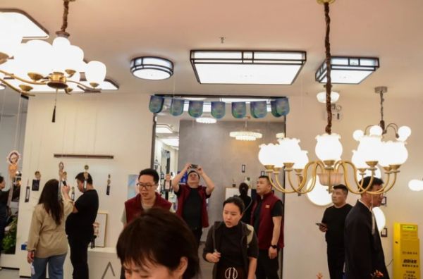 华艺照明总裁区颖群讲话