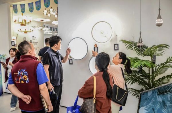 华艺照明团队合影