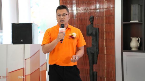 旭日集团销售运营中心副总经理周浩敬