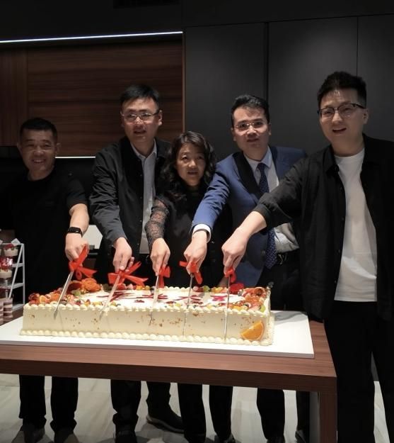 嘉斯顿全铝定制入驻运城居然之家，现场嘉宾合影