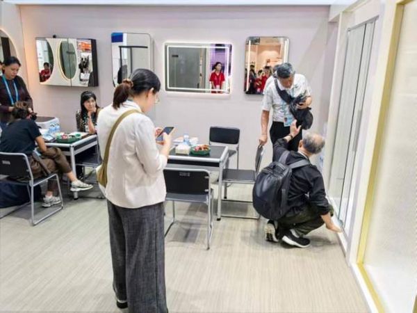 莱博顿卫浴展位吸引众多观众图片