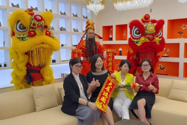 即米智家外贸中心工作人员