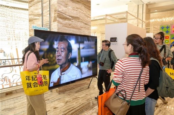 摄影师在欣赏海信百吋电视