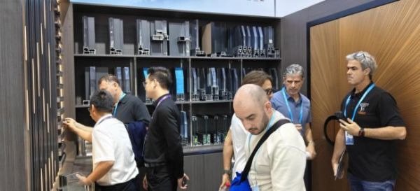 新标门窗大玻璃全景幕墙窗