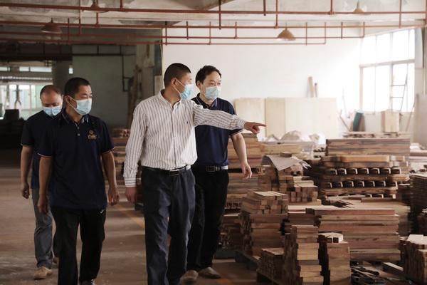 吴飞阳下工厂指导生产，五道品控层层把关