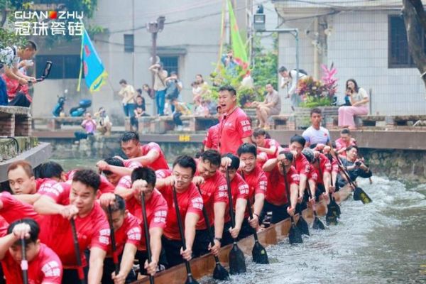 德叔（左）、莫叔（右）登船体验叠滘龙船S弯漂移
