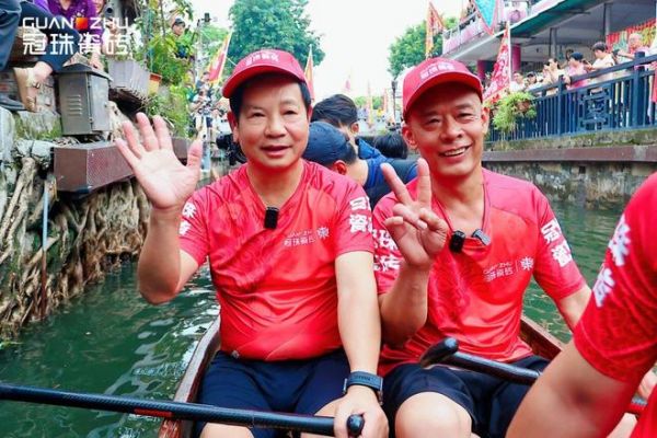 德叔（左）、莫叔（右）登船体验叠滘龙船S弯漂移
