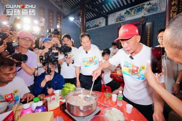 莫叔现场掌勺做祛湿鸡煲