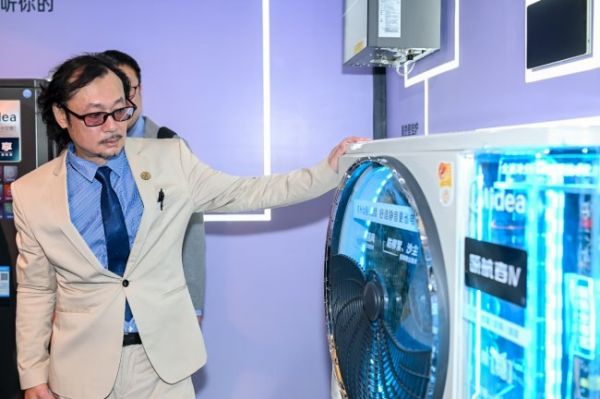 日本工程师在美的空调展台前研究