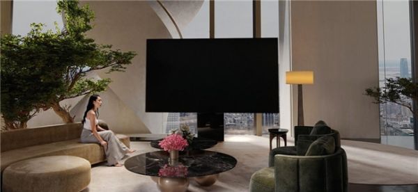 C SEED N1 137-inch TV at Louvre Gallery
