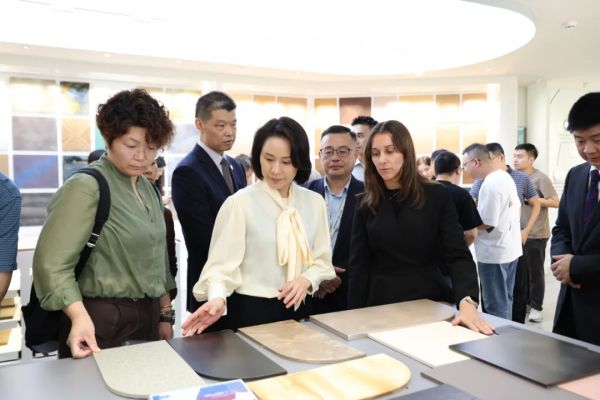宣伟华润团队米兰家具展现场