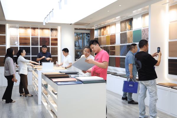 宣伟华润团队米兰家具展现场