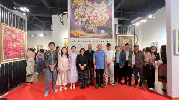 市民在画展前打卡拍照
