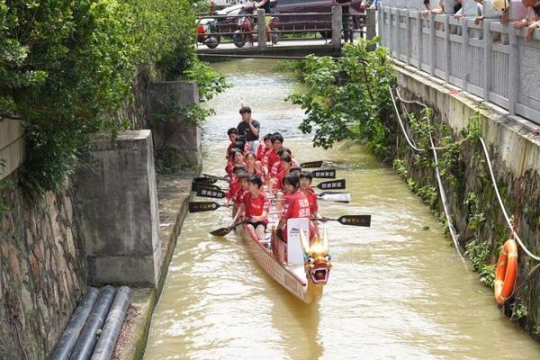 新龙船下水起航