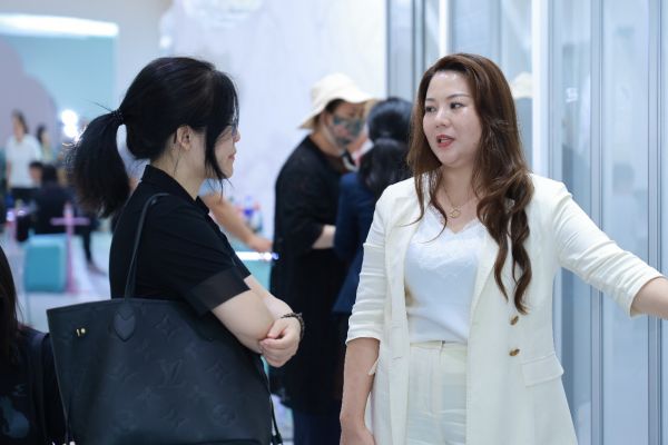 悦妃淋浴房展会交流场景