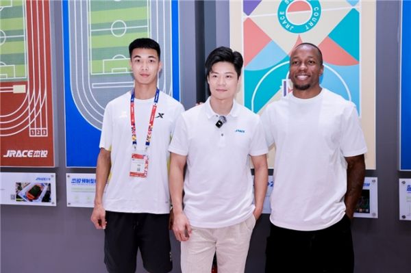 苏炳添与钻石联赛选手Simbine辛比尼、龚德滨在杰锐JRACE展位“偶遇”