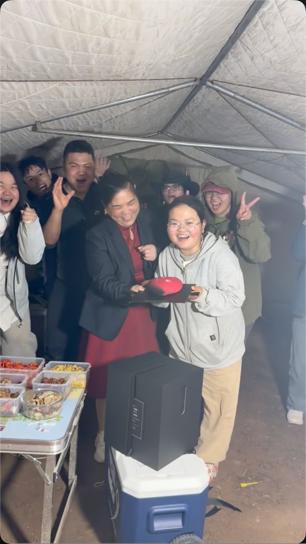 女儿品尝家乡菜的画面