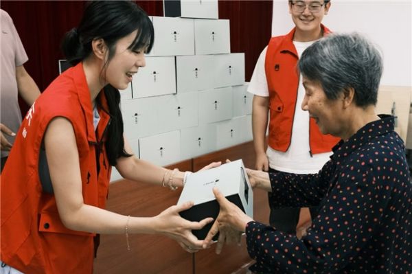 京东厨具端午敬老公益活动现场
