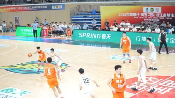 春天集团董事长观赛
