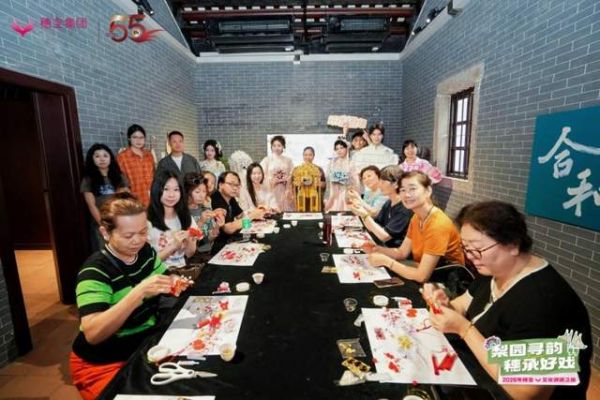 粤剧头饰制作技艺区级代表性传承人宁静老师带领溯源团揭开凤冠工艺的历史面纱